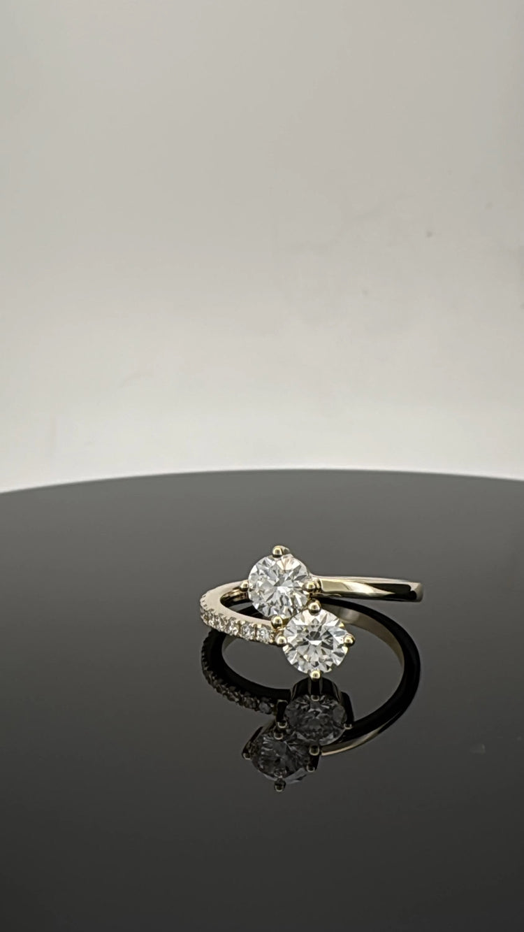 Étreinte Duo Ring – 18K Gold Vermeil mit Doppel-Solitär Diamanten & Pavé