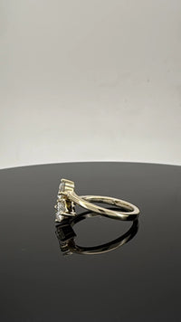 Étreinte Duo Ring – 18K Massivgold mit Doppel-Solitär Diamanten & Pavé – Ansicht 3 | Maison Kiyan