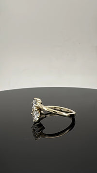 Étreinte Duo Ring – 18K Massivgold mit Doppel-Solitär Diamanten & Pavé – Ansicht 2 | Maison Kiyan