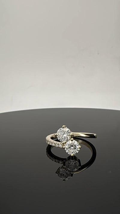 Étreinte Duo Ring – 18K Massivgold mit Doppel-Solitär Lab-Diamanten & Pavé
