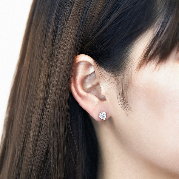 Éclat Heart Studs – Herzförmige Ohrstecker in 925 Sterling Silber – Ansicht 2 | Maison Kiyan